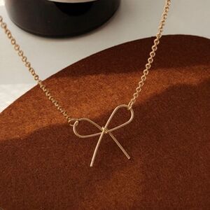 Dainty bow necklace
